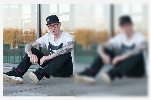 persona sentada y difuminada